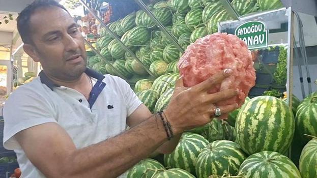 Emet'teki manavın eliyle karpuz soyma videosu sosyal medyada viral oldu
