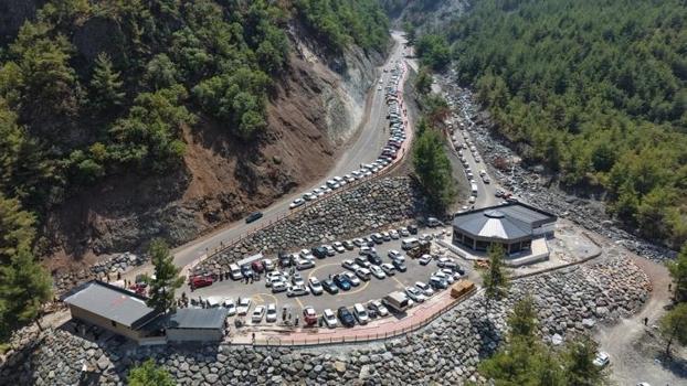 30 metreden dökülen serinlik için akın ediyorlar: Osmaniye'nin gözde mekanı oldu