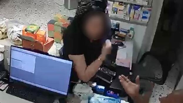 Mersin’de eczacıyı darbedip ilaçları alarak kaçtı! O anlar kameraya böyle yansıdı