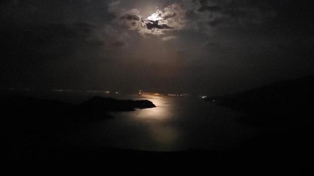 Gökyüzü ve tarih aynı karede! Bulutların arasından yükselen Geyik Dolunayı, Van Gölü ve Saint Thomas Kilisesi ile buluştu