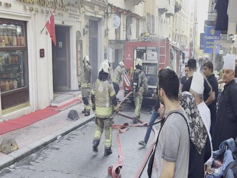 Taksim'de AVM lokantasında yangın: Bina tahliye edildi, yangın söndürüldü