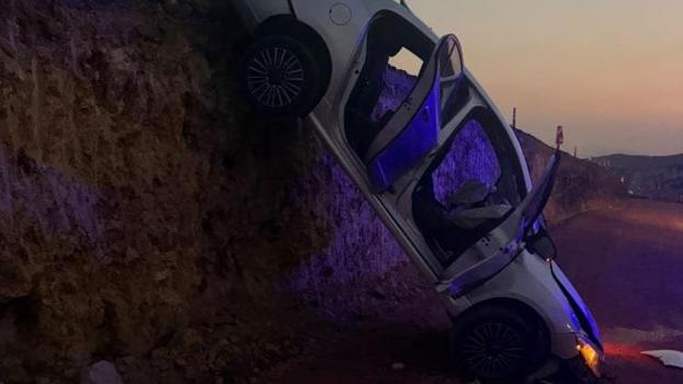 Bingöl'de kazılan alana düşen otomobilde bulunan 2 kişi yaralandı