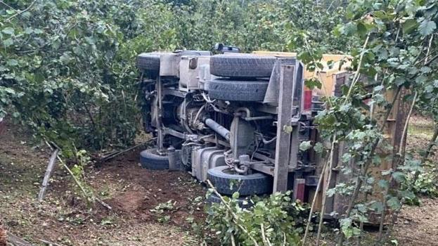 Ünye'de çakıl yüklü kamyon ile otomobil çarpıştı