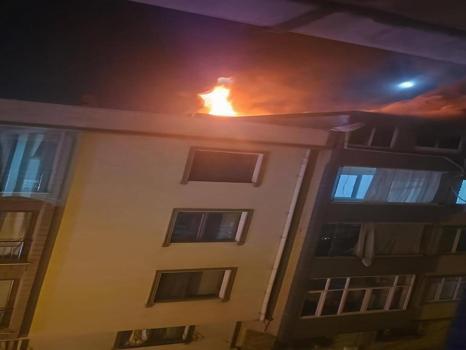 Küçükçekmece'de alevler geceyi aydınlattı: 1 kişi dumandan etkilendi