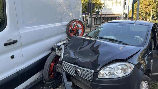 Otomobil ile çarpışan motosiklet park halindeki kamyonet ile otomobil arasında sıkıştı