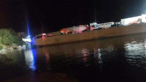 Elazığ-Pertek feribotu motor arızası nedeniyle iskeleye yanaşamadı