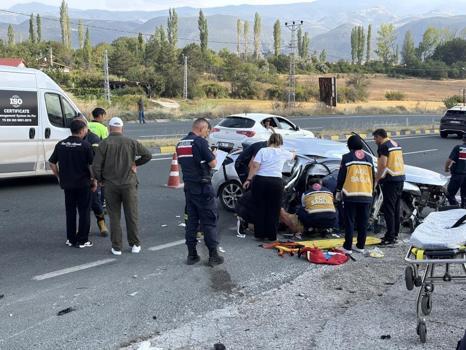 Otomobil su kanalına çarptı! 2 kişi öldü, 4 yaralı var