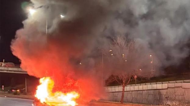 Gece yarısı dehşeti: Yanan Araçta peş peşe patlamalar! Canını zor kurtardı