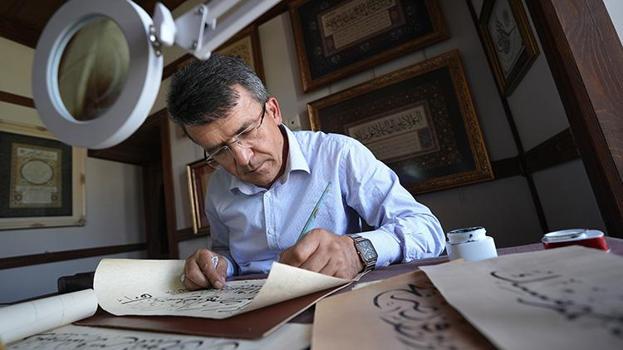 Nöbette izlediği belgesel hayatını değiştirdi: Ağaç dalından kalem yaparak başladı, şimdi talebe yetiştiriyor!