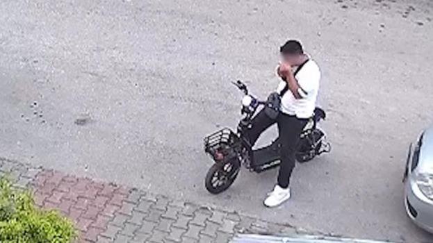 Elindeki yavru kediyi önce öptü, sonra boğdu