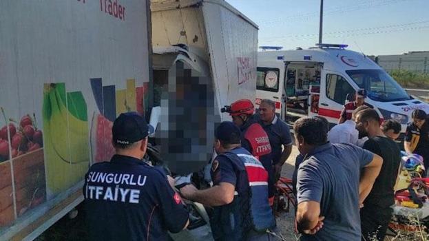 Samsun-Ankara karayolunda kamyon tırla çarpıştı