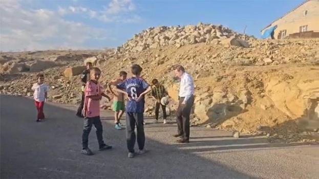Yüksekova'dan yürek ısıtan görüntüler... Ceketini çıkardı, oyuna daldı