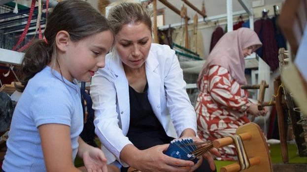 Ata yadigarı geleneksel kilim dokuma sanatının kaybolmaması için kadın ve çocuklara eğitim veriyor