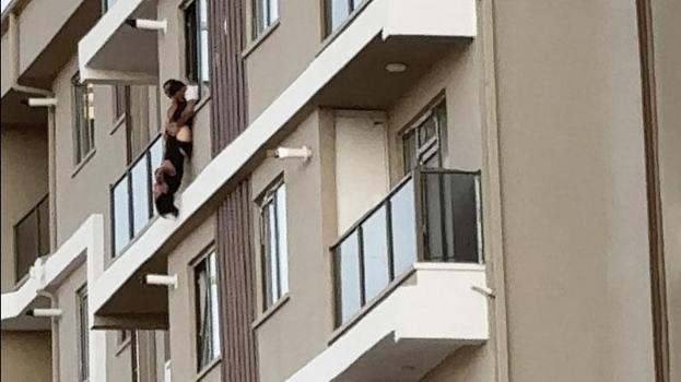 7. katın balkonunda korku dolu anlar: Baş aşağı asılı böyle yakalandı