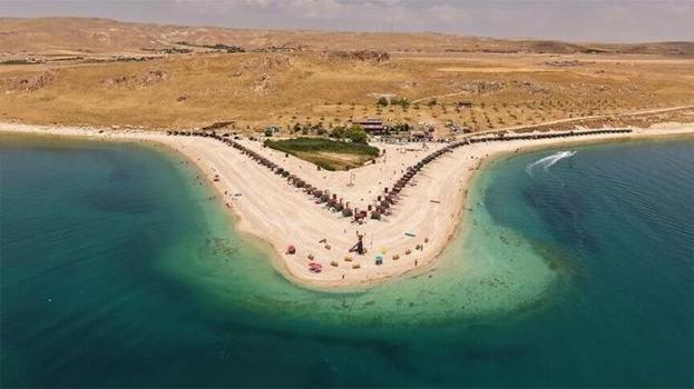 Doğu'nun Maldivleri! Beyaz çakılları ve turkuaz suyuyla resmen ziyaretçi akınına uğruyor