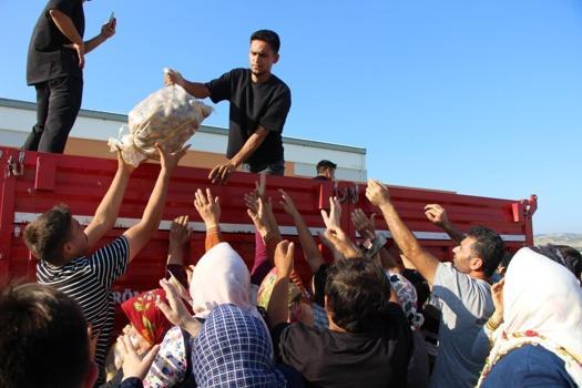 Bir kamyon ürünü bedava dağıttı! Duyan oraya koştu: Tonlarca ürün 10 dakikada tükendi