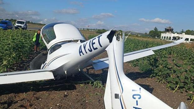 Eğitim uçuşunda sert iniş yapan uçakta hasar oluştu