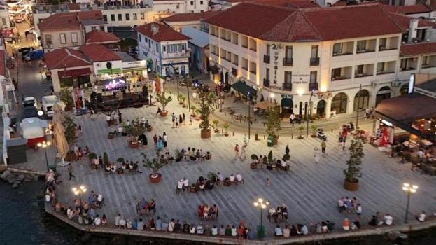 Ayvalık'ta tarihi Gümrük Meydanı görkemli bir törenle hizmete girdi