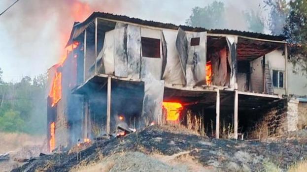 Erzincan’da korkutan yangın! 2 katlı ev kullanılamaz hale geldi