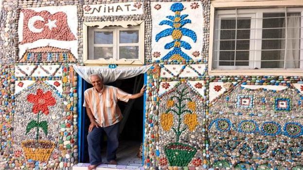 Dereden topladığı taşlarla yaptı! Sokaktan geçen dönüp bir daha bakıyor
