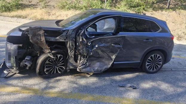 Karşı şeride savrulan dorsenin otomobile çarptığı kazada 4 kişi yaralandı