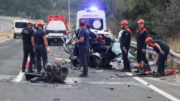 Sürücüsünün kontrolünü yitirdiği otomobil karşı şeride geçip başka bir otomobille çapıştı