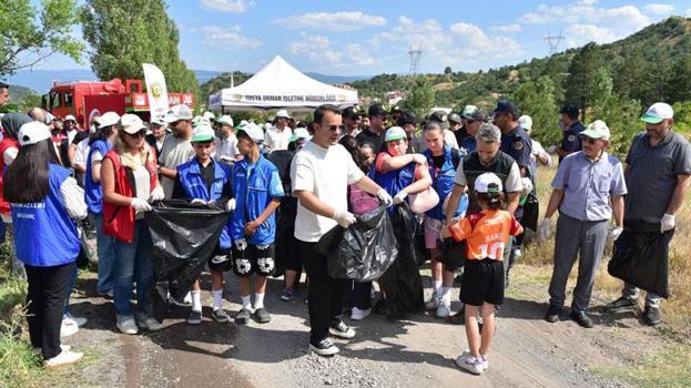 Kastamonu’da vatandaşlar orman yangınlarını önlemek için ormanda çöp temizledi