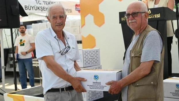 Tekirdağ'da 780 arı yetiştiricisine 186 bin 480 kilogram arı keki ve fondan şeker desteği