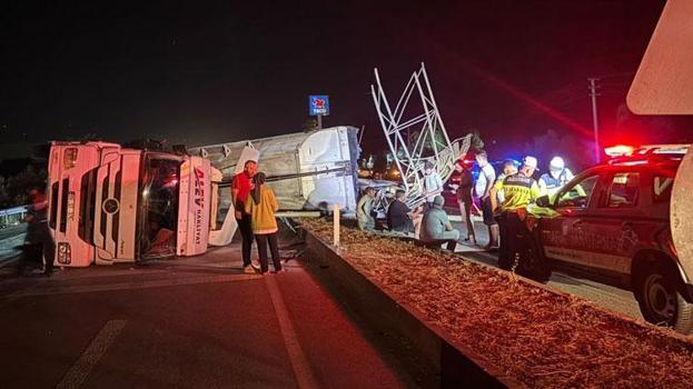 Damperi açık unutulan TIR, yön tabelasına çarparak yolu savaş alanına çevirdi