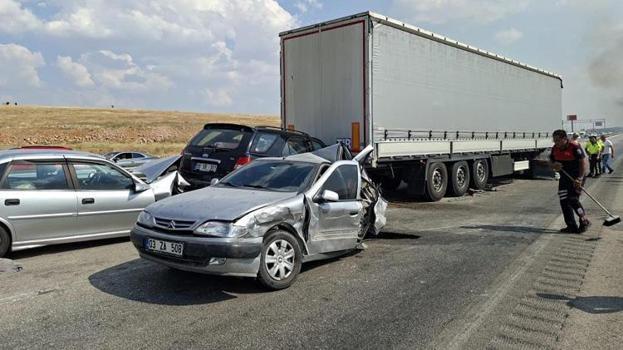 Afyonkarahisar'da facianın eşiğinden dönüldü! Duman nedeniyle 13 araç birbirine girdi
