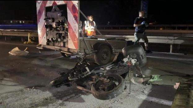 Anadolu Otoyolu Sakarya geçişinde ikaz römorkuna çarpan motosikletli hayatını kaybetti