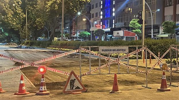 Vatandaş şikayet etti, gece yarısı yol çalışması durduruldu