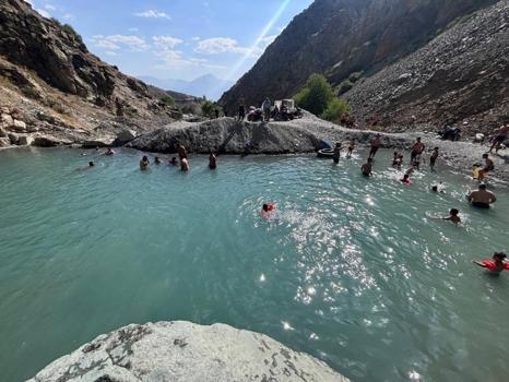 Erzincan'da ilginç serinleme yöntemi: Dereyi kesip yüzdüler!