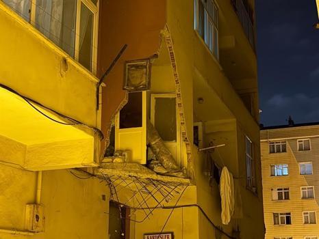 Güngören'de balkon çöktü: 5 katlı bina acil tahliye edildi
