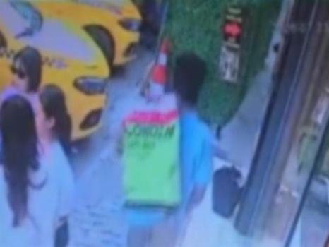 Beyoğlu'nun korkulu rüyası yakalandı: Yankesicilik yaparken görüntülendi