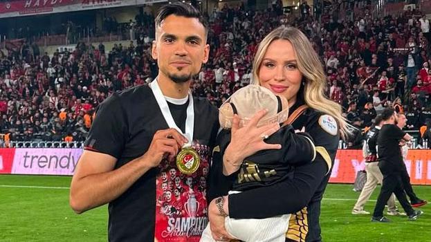 Çorum'u korkutan kaza! Çorum FK futbolcusu Atakan Akkaynak, eşi ve bebeği ile trafik kazası geçirdi