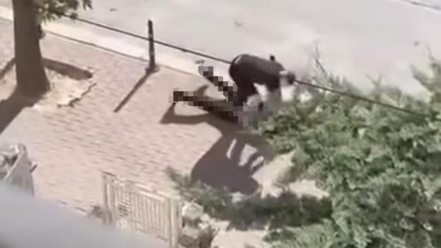 Husumetlisini bıçaklayarak öldürdü: Sokak ortasındaki dehşet anları kamerada