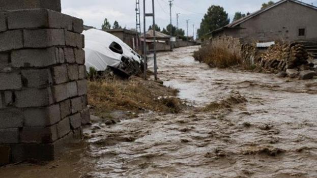 Doğubayazıt’ta kuvvetli sağanak yağış sele neden oldu