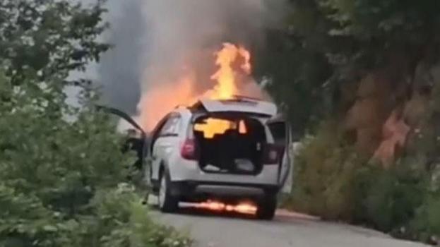 Seyir halindeki otomobil alevlere teslim oldu 5 kişilik aile son anda kurtuldu