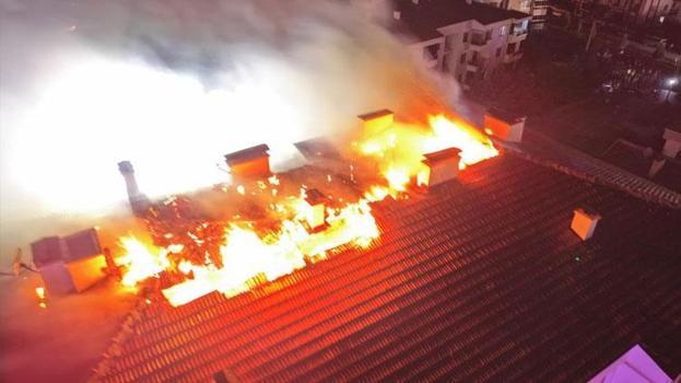 Bodrum katında çıkan yangın apartmanın çatısını sardı: O anlar kamerada
