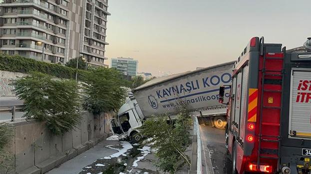 Esenler'de tır dereye uçtu: Sürücü yaralandı