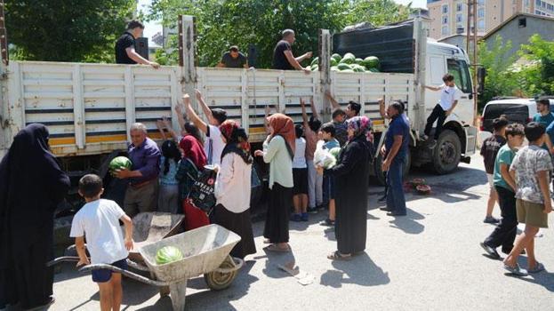 8 mahallede 8 kamyon Muş karpuzu vatandaşlara ücretsiz dağıtıldı