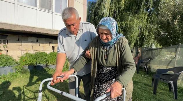 80 yaşındaki annesini 20 yıldır sırtında taşıyor: 'Tek istediğim anamın yüzünün gülmesi'