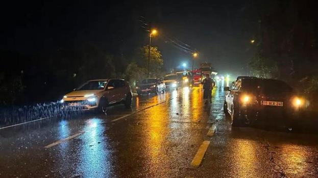 Şiddetli yağışlar Tirebolu-Torul kara yolunu ulaşıma kapattı