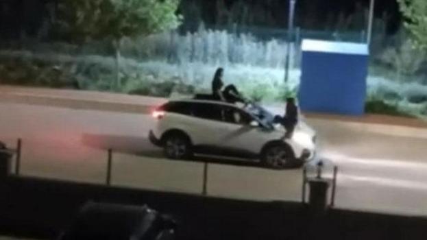 Seyir halindeki otomobilin üstünde yolculuk yapan iki kadın canlarını hiçe saydı