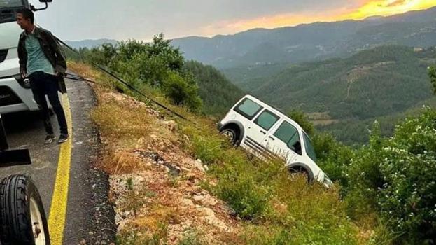 Yağış nedeniyle yoldan çıkan araç uçuruma düşmekten son anda kurtuldu