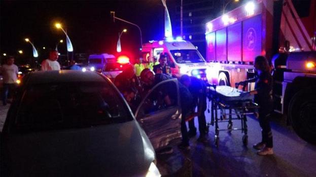 Ekip aracı ile otomobil çarpıştı 2'si polis, 3 kişi yaralandı