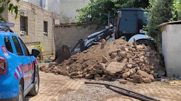 Hatay'da bahçesine yıllarca ağaç dikti, kazmayı vurunca hazine fışkırdı! Jandarma inanamadı