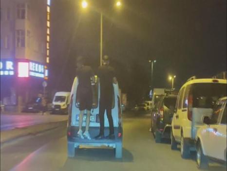Zeytinburnu'nda tehlikeli yolculuk: Aracın arkasına tutunup yol aldılar