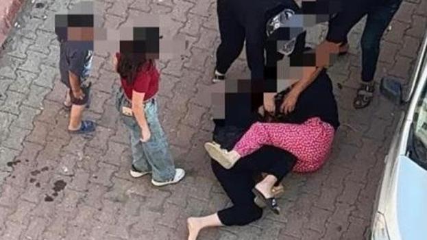 İki kadının saç başa kavgası kameraya yansıdı